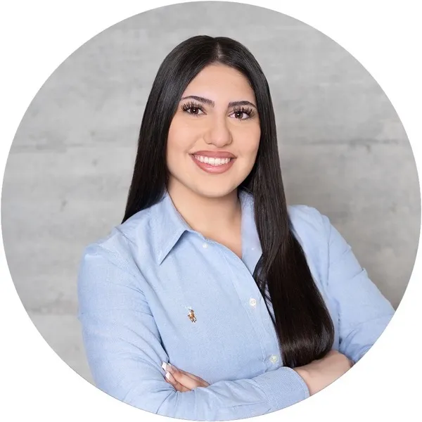 Naomi Varis, Sachbearbeiterin in Ausbildung